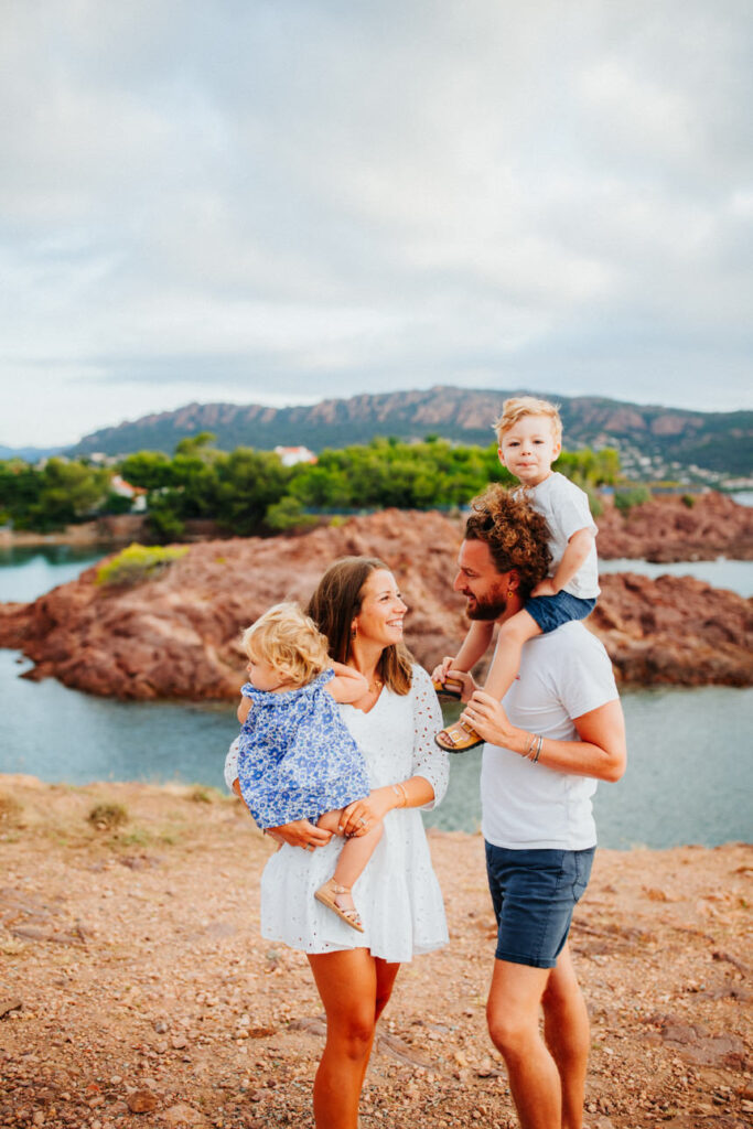 Séance photo famille - Photographe famille Provence Côte d’Azur - Photographe famille lifestyle Provence lavandes - Charline Photography
