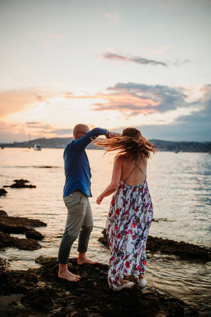 Séance photo couple - Photographe couple Provence Côte d’Azur - Photographe couple lifestyle Provence lavandes - Charline Photography