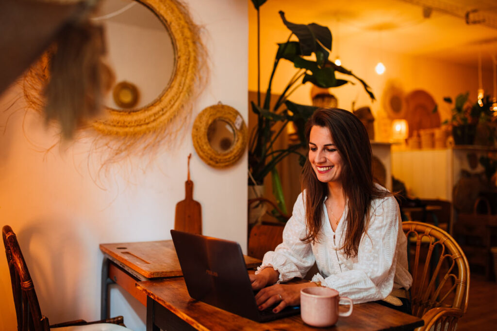 Séance photo dans un café cosy à Bayonne, Pays Basque