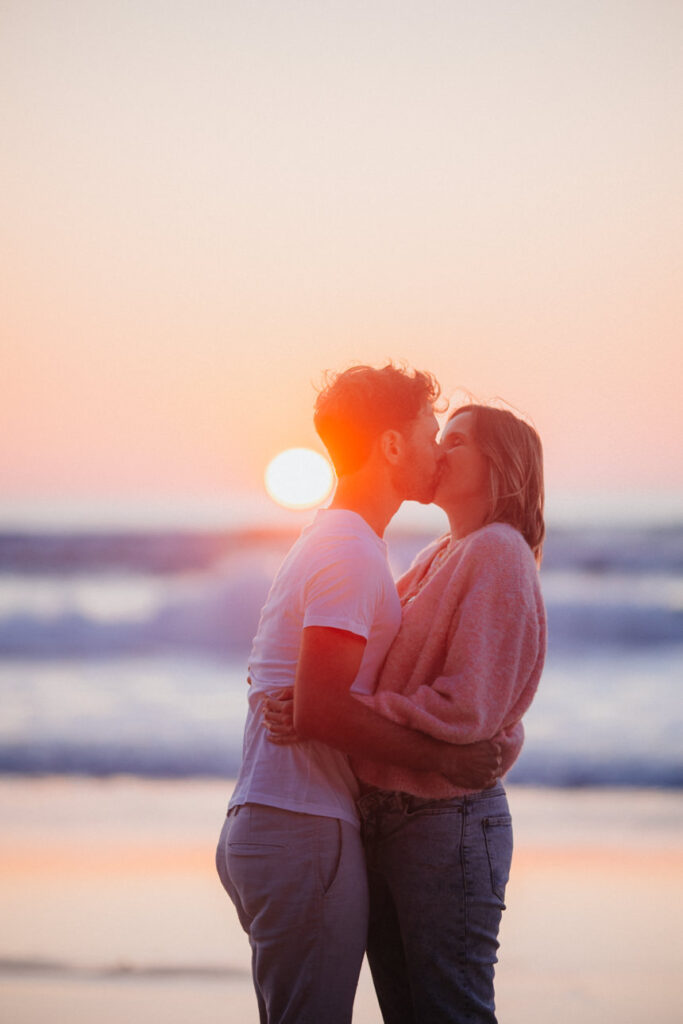 Séance photo couple au coucher du soleil sur la plage, Guethary, Pays Basque