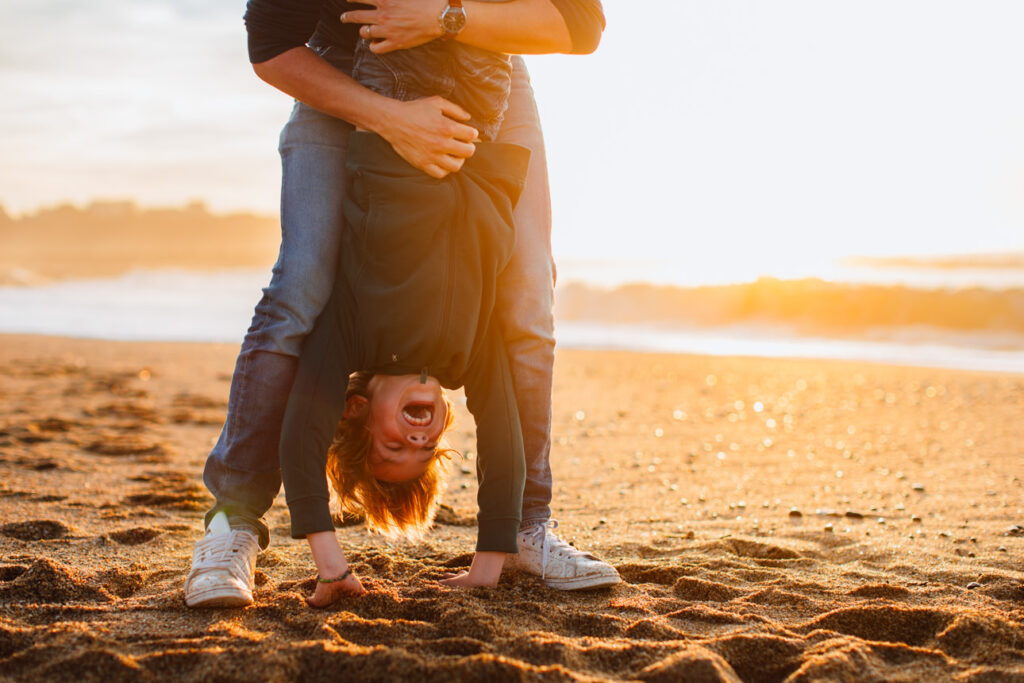 Séance photo famille au coucher du soleil sur la plage Anglet, Pays Basque