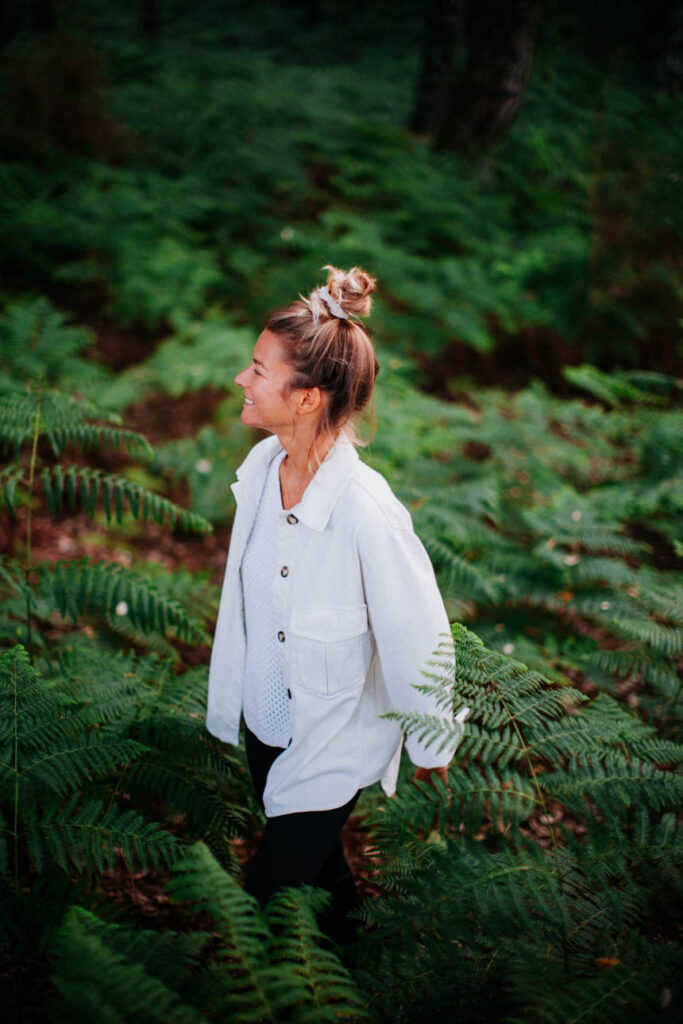 Séance photo portrait en forêt dans les Landes avec lumière filtrée à travers les pins