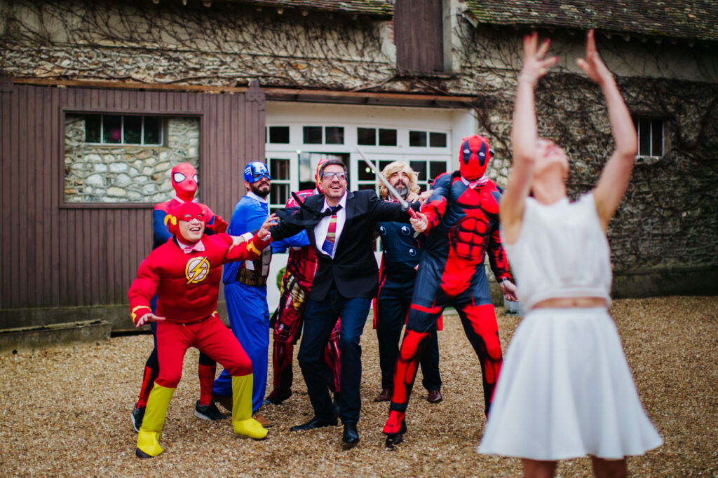 mariage provence - mariage super héros - lancer de bouquet mariage