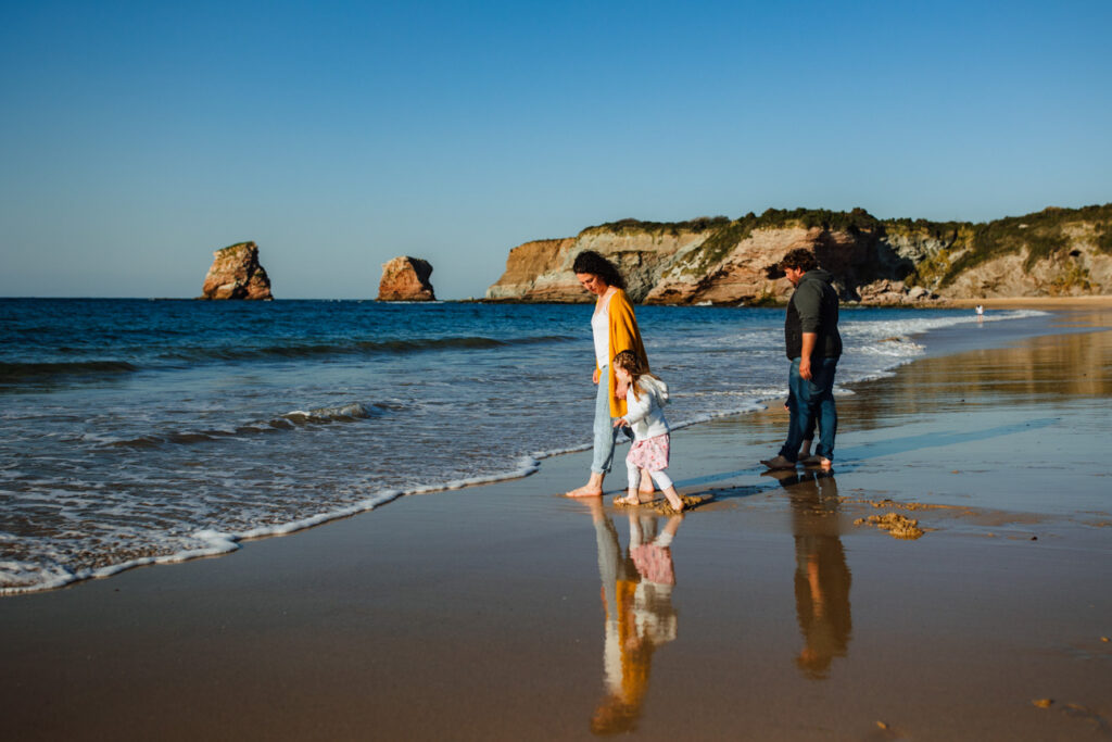 séance photo famille sur la plage des Deux Jumeaux à Hendaye, Pays Basque