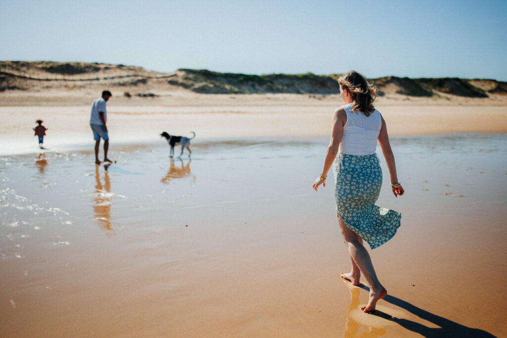 séance famille sur la plage sauvage de Santocha dans les Landes