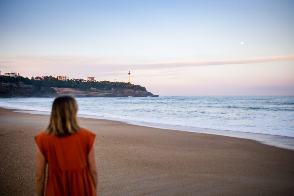 plage de la Chambre d'Amour à Anglet avec vue sur le phare de biarritz