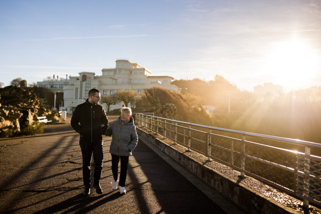 séance photo famille dans les ruelles de Biarritz près de la Grande Plage