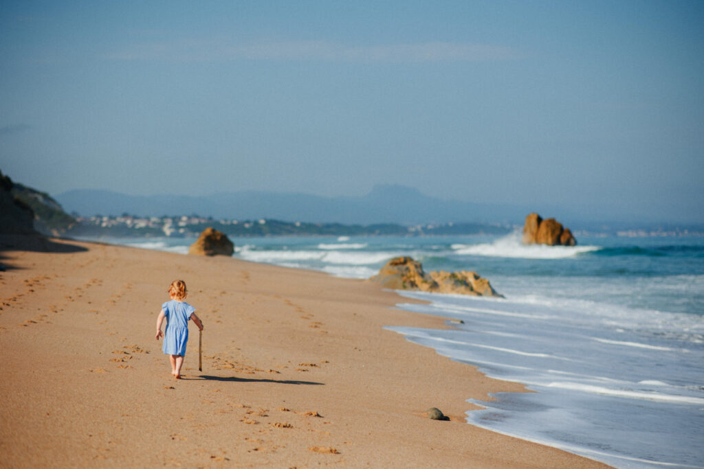 séance photo famille à marée basse sur la plage d'Ilbarritz
