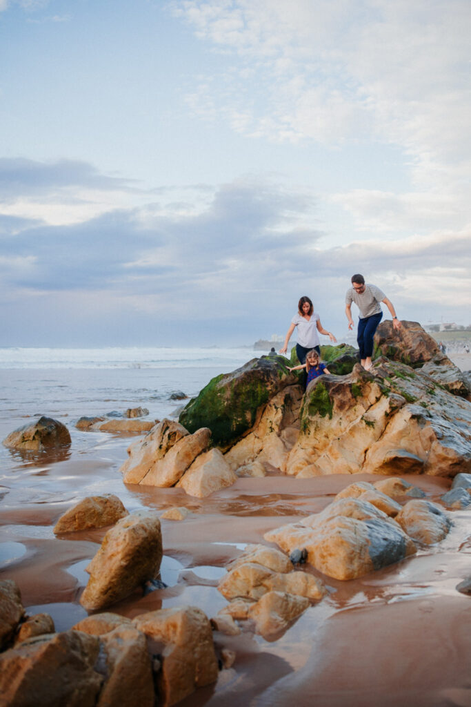 séance photo famille coucher de soleil sur la plage d'Ilbarritz au pays basque
