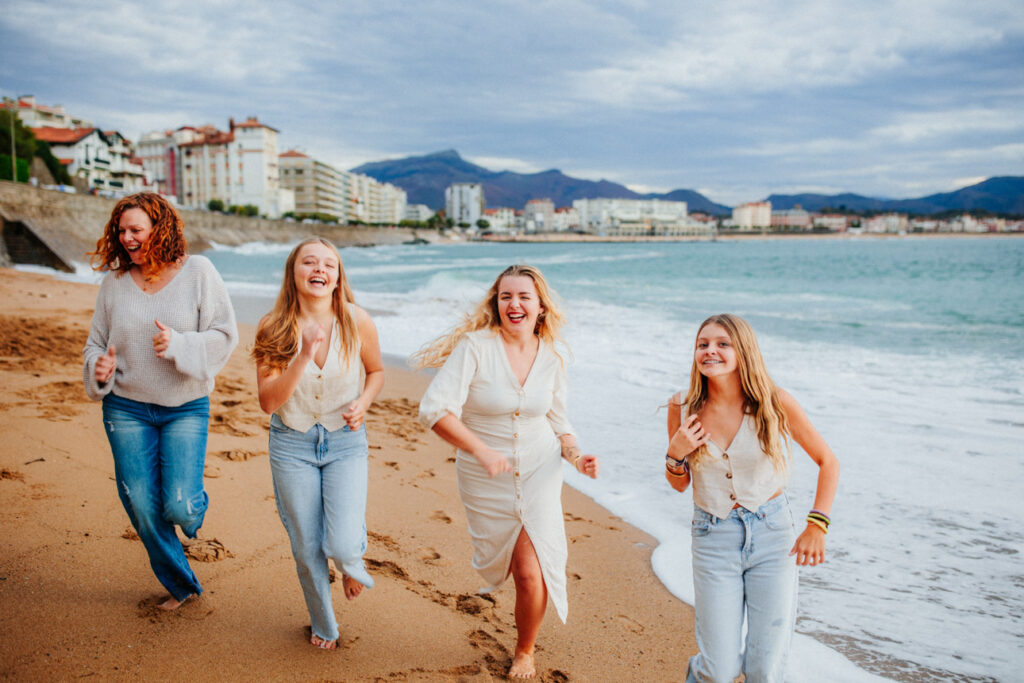 Grande Plage de Saint Jean de Luz avec les façades pastel en arrière plan