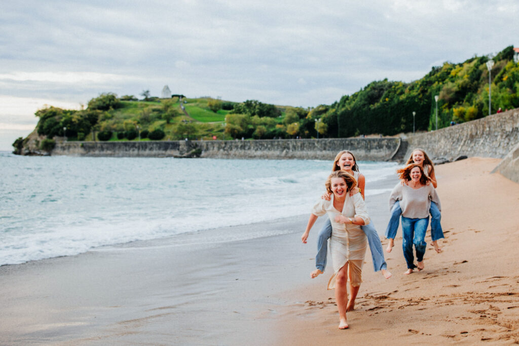 séance photo famille sur la Grande Plage de Saint Jean de Luz au pays basque