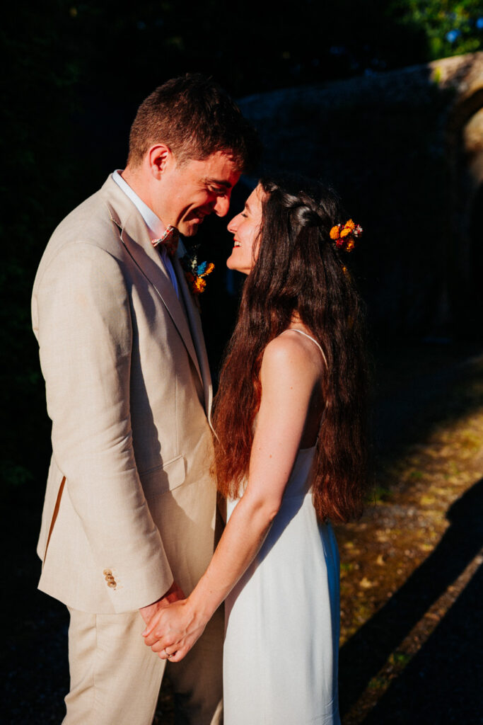 photo de couple à la golden hour pendant un mariage