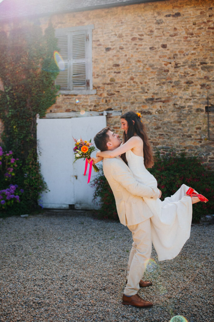 photo de couple dans un domaine de mariage, belle lumière naturelle