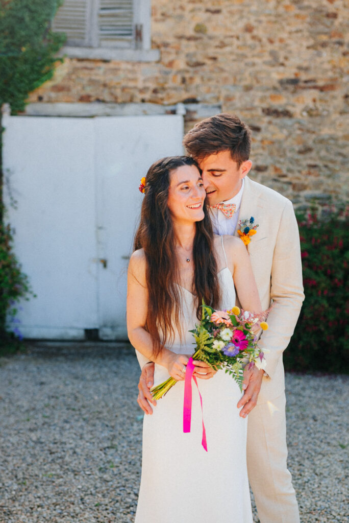 photo de couple dans un domaine de mariage, belle lumière naturelle