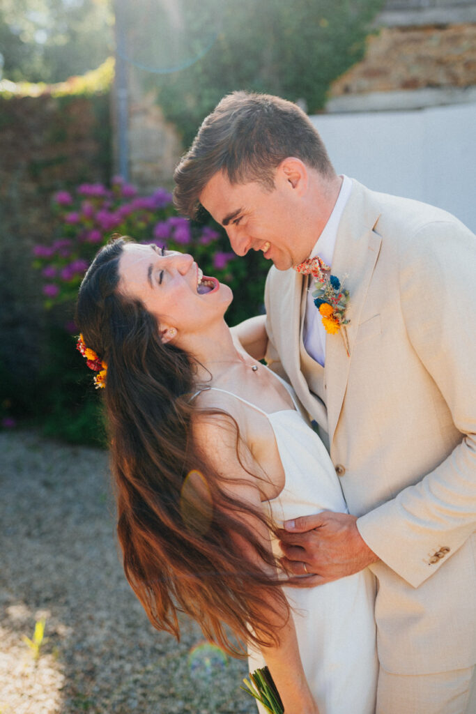 photo de couple dans un domaine de mariage, belle lumière naturelle