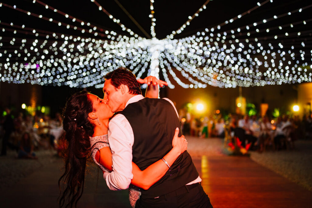 piste de danse animée pendant un mariage, photo prise sur le vif