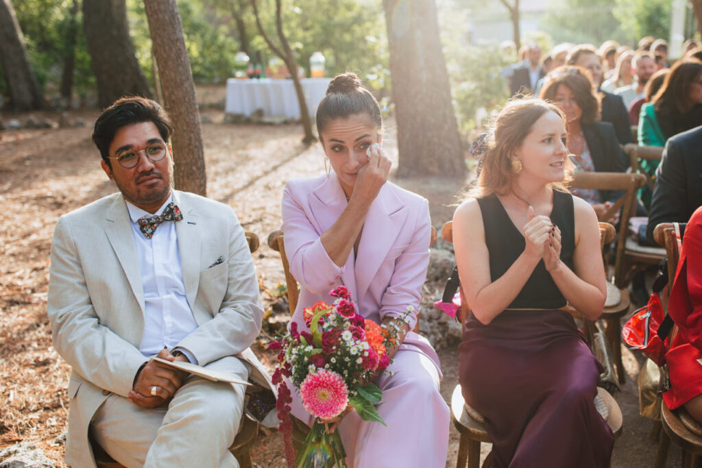 photographe de mariage discret pendant la réception, sans interrompre la journée