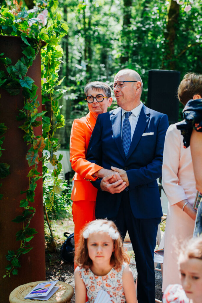 réaction émue d'un invité pendant la cérémonie laïque, photographe de mariage documentaire