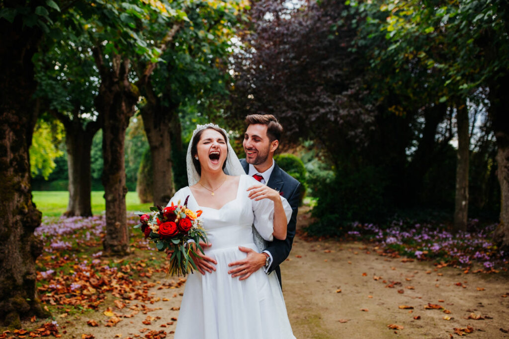 portrait couple pris en quelques minutes pendant le mariage, style peu posé