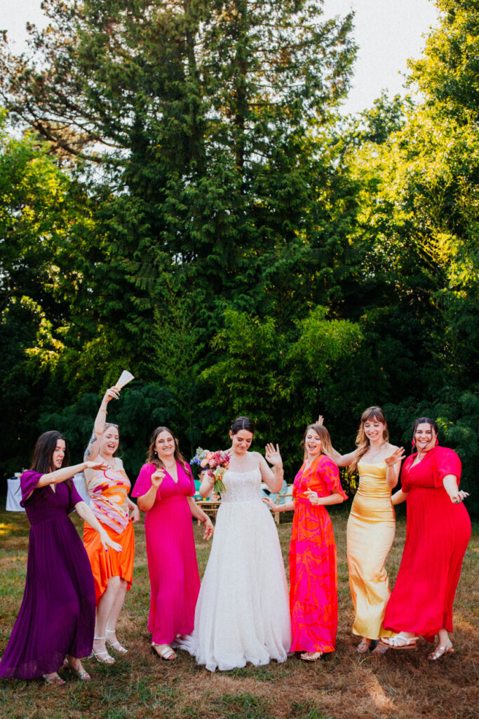 photo de groupe posée avec les invités pendant un mariage