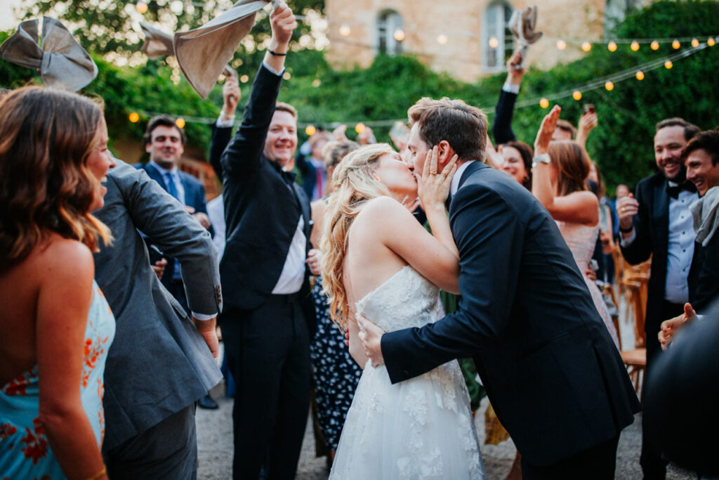 piste de danse animée pendant un mariage, photo prise sur le vif